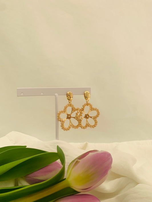 Oorbellen 'beige blossom'