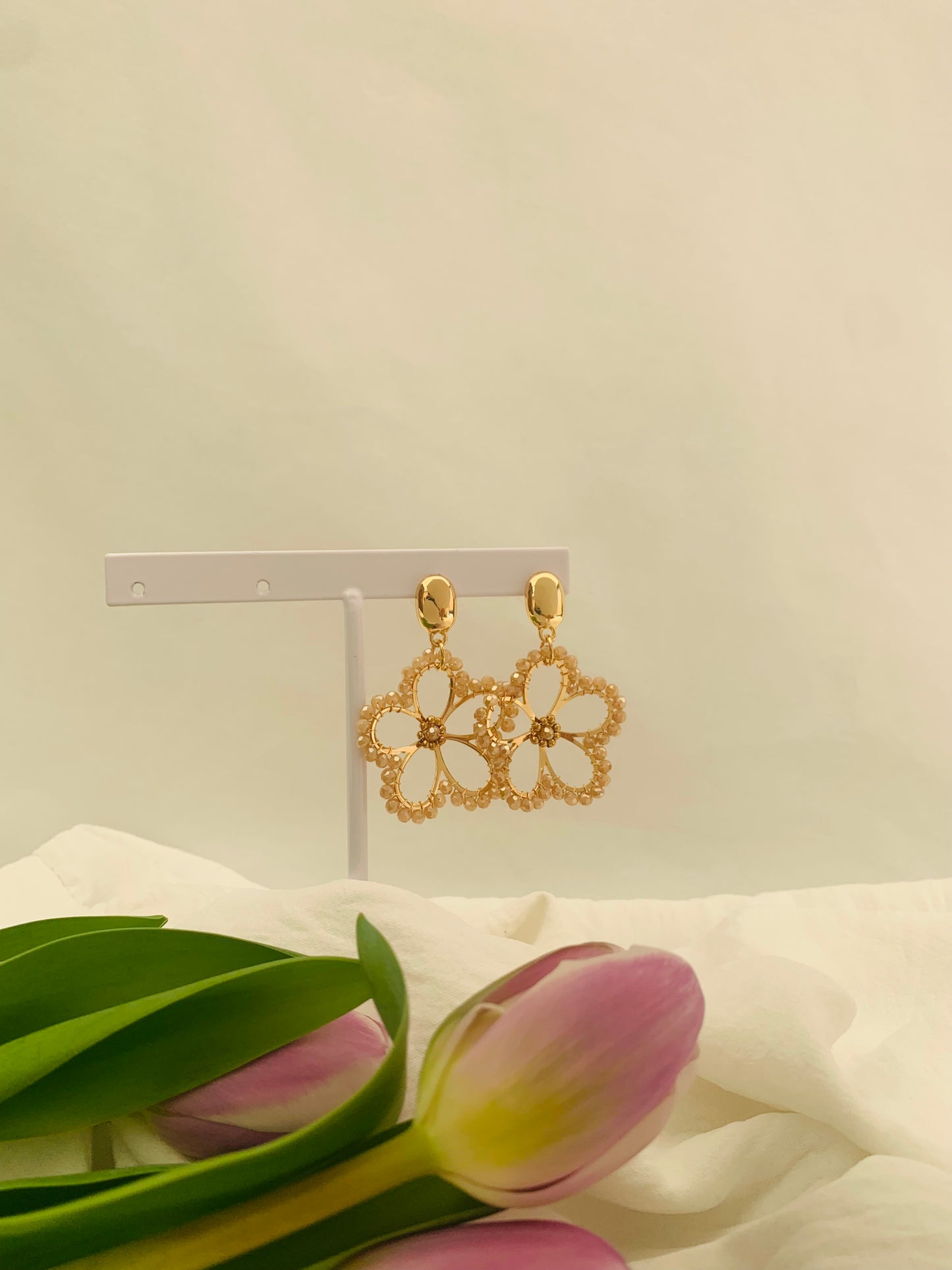 Oorbellen 'beige blossom'