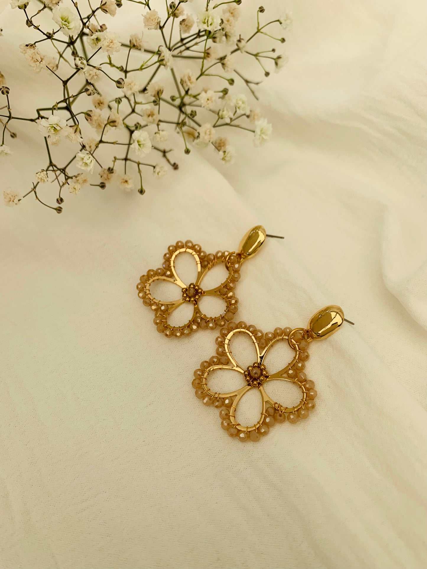 Oorbellen 'beige blossom'